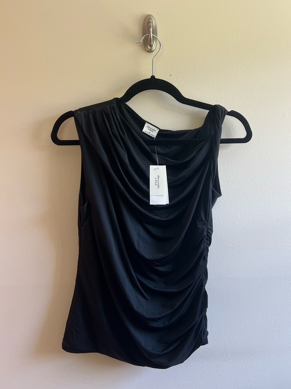 Abercrombie & Fitch
Skimming Draped Twist Top in Black - Size M